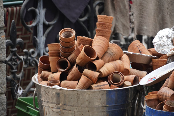 一组被浪费掉的一杯kulhar茶的图片图片下载