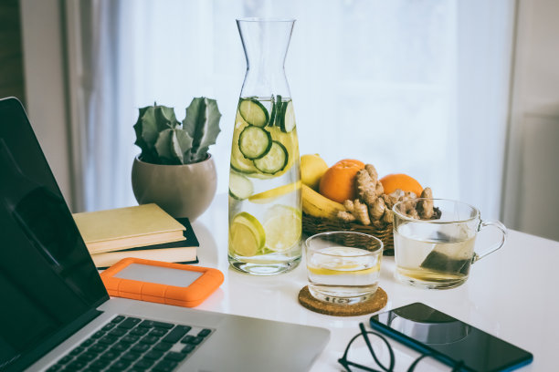 早上在家健康早餐笔记本电脑和桌上的手机。“在远程办公室工作时自然饮食，健康营养食品，电脑，自由工作桌面。在家工作的概念图片下载