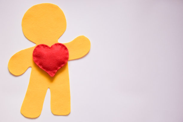 一个人的形象，他的胸膛里有一颗心图片下载