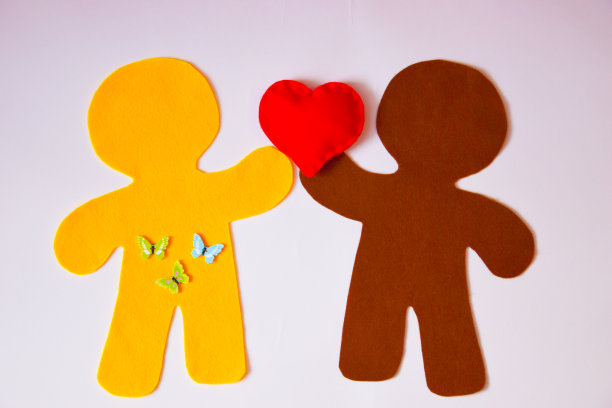 两个人的剪影，用毛毡做成，手里拿着一颗心图片下载