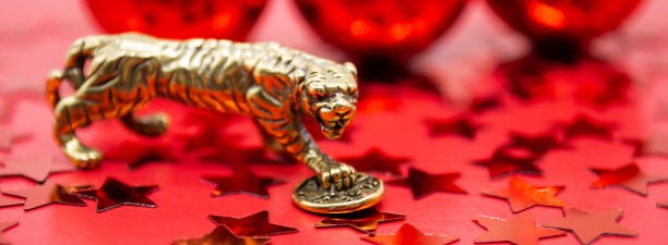 横幅上有青铜铸币老虎——2022年中国新年的象征，背景是红色的星星和红色的球，一个复制空间图片下载
