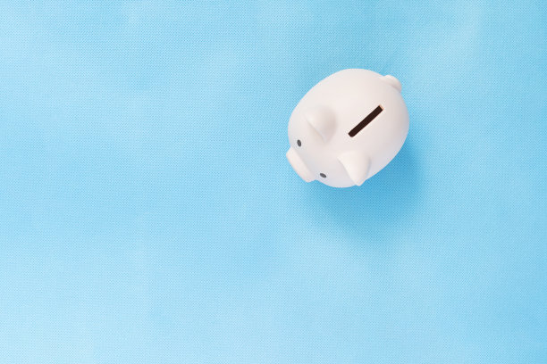 蓝色的小猪存钱罐，蓝色的背景。俯视图图片下载