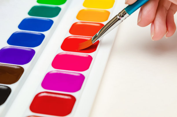 幼儿园绘画课。美术老师用水彩画画。绘画课图片下载