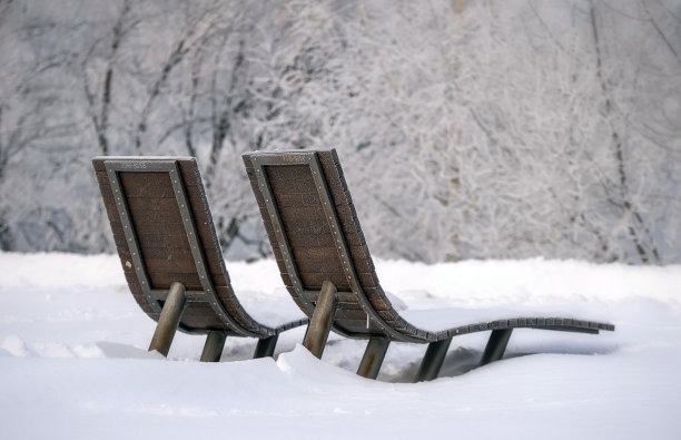 雪覆盖了公园里的木凳图片下载