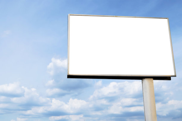 户外广告牌上的蓝天背景。图片下载
