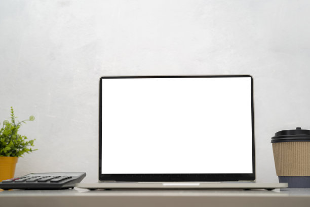 商务桌上的笔记本电脑，咖啡杯，笔，图表纸图片下载