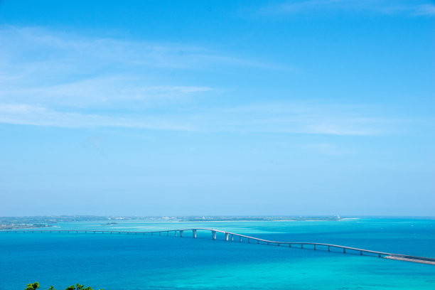 这是一个受欢迎的景点，可以看到一直延伸到地平线的蔚蓝色大海的壮观景色图片下载