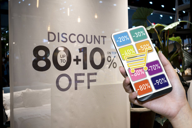 商人使用现代应用程序在网上购物图片下载