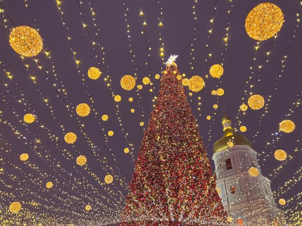 乌克兰首都基辅，古老的圣索菲亚大教堂附近，圣诞树装饰着金色的彩球。圣诞节和新年庆祝活动。图片下载