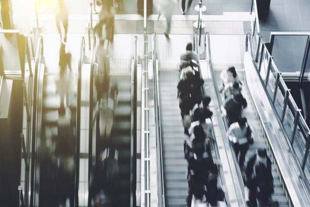 一个人乘坐自动扶梯的照片图片下载