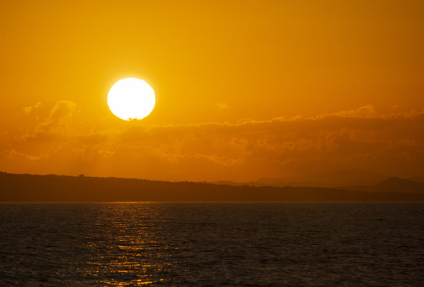 夏天的奥克兰，太阳从云端升起。图片下载