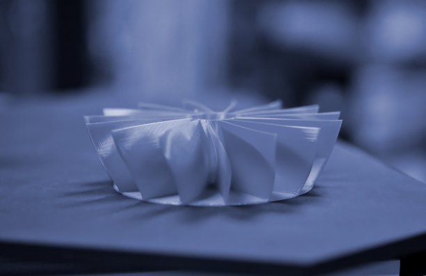 蓝灰色模型打印3D打印机。进步的现代添加剂技术图片下载