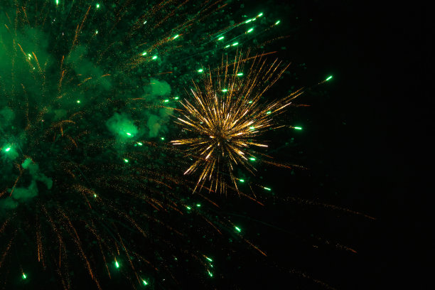 在塞斯克·布德乔维市，祝你新年快乐。闪亮的闪光烟火在黑色的背景图片下载