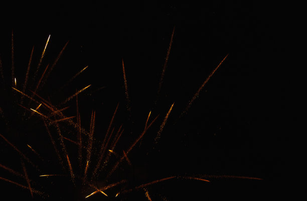 在塞斯克·布德乔维市，祝你新年快乐。闪亮的闪光烟火在黑色的背景图片下载