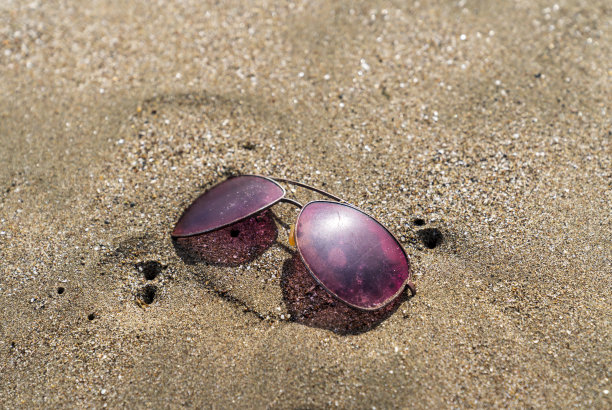 沙滩上丢弃的太阳镜图片下载