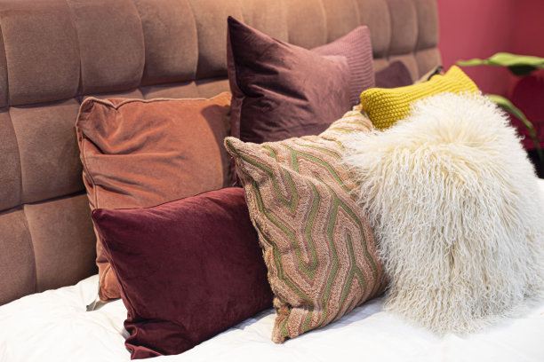 卧室床上的红色枕头和一套钩针。图片下载