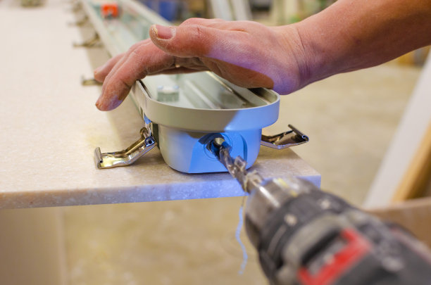 电工安装新的天花板荧光灯。维修和服务理念。为铁丝钻一个洞图片下载