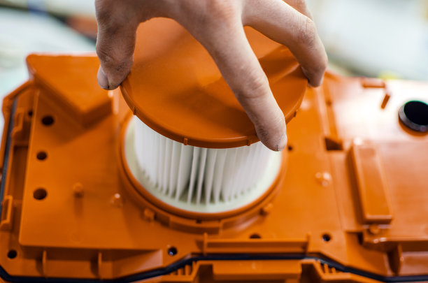 手动更换现代工业吸尘器中的空气过滤器。师傅用脏手拿掉吸尘器的过滤器图片下载