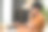 侧视图年轻人在家里用平板电脑工作。图片下载