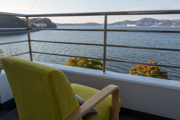 湖滨露台上的现代椅子图片下载