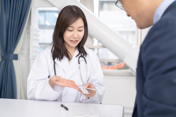 女医生和男病人解释处方药图片下载