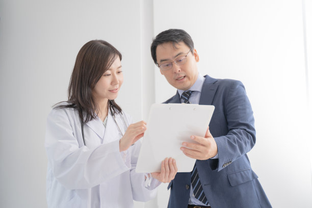 一个男商人和一个女医生开会图片下载