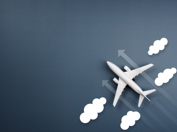 白色的云和头部箭头移动旁边的白色平面模型在蓝色的背景与复制空间，俯视图，最小的风格。白色飞机，平铺设计。飞行中,旅行的概念。图片下载