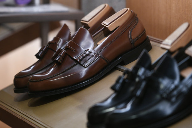 男士在一家优雅的商店买鞋。图片下载
