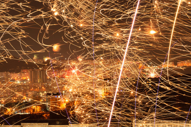 在庆祝新年的夜晚，城市里会燃放烟花。软焦点的背景图片下载