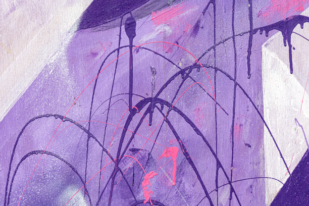 在照片上，旧混凝土墙的一部分有漂亮的水平纹理，上面有紫色、蓝色和粉红色的孔图片下载