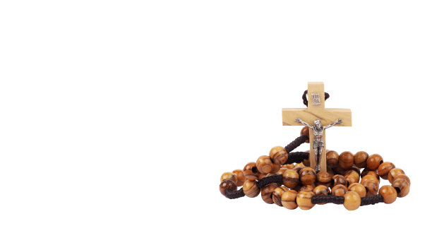 白色背景上的传统基督教宗教木制念珠图片下载