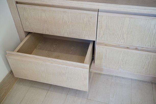 柜上拉开抽屉图片下载