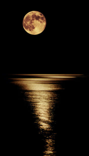 月亮在湖图片下载