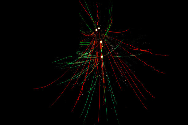 五彩缤纷的烟花破裂。节日的烟花正盛开。图片下载