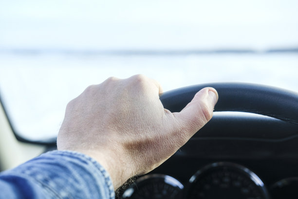 方向盘和手的图像图片下载