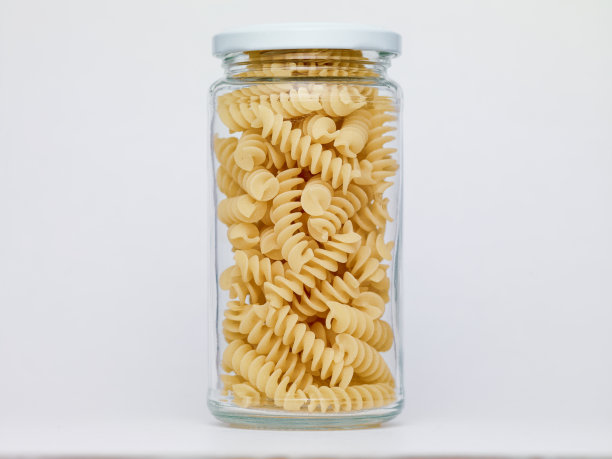 白色背景的玻璃罐中意大利面图片下载
