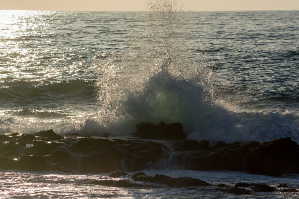 浪花反射着夕阳图片下载