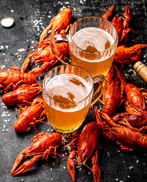 煮小龙虾配一杯啤酒。图片下载