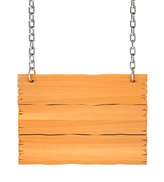 一个带链子的木制标志的特写图片下载