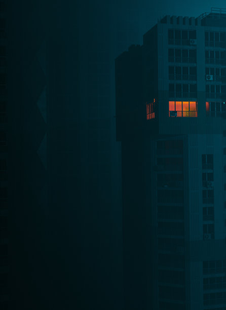 黑暗城市里的一间公寓，只有灯光闪耀图片下载