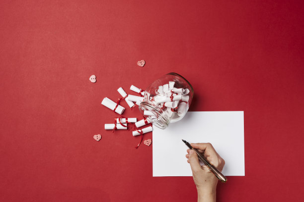 写密信的女人图片下载