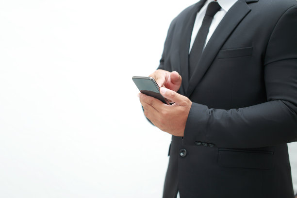 商人检查手机智能手机和移动设备技术，以确定产品、营销、业务收入在孤立的白色。图片下载
