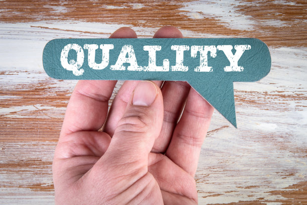 质量、经营理念。绿色的话语泡在一个男人的手里图片下载