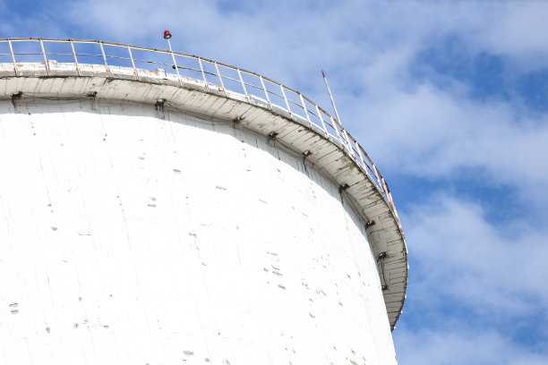 大型工业工厂烟囱的特写照片。图片下载