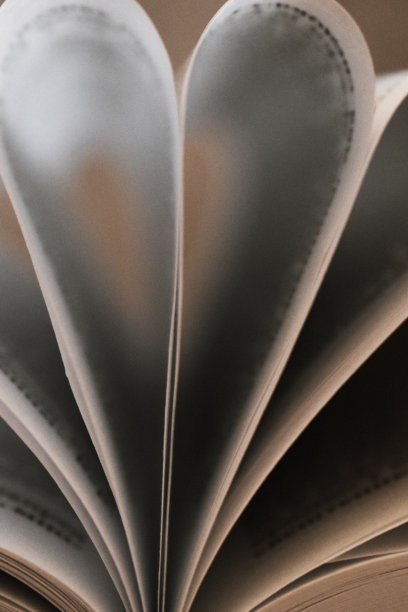 书页折叠成心形图片下载