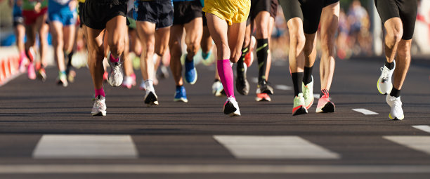 马拉松赛跑，人们脚踩城市道路图片下载
