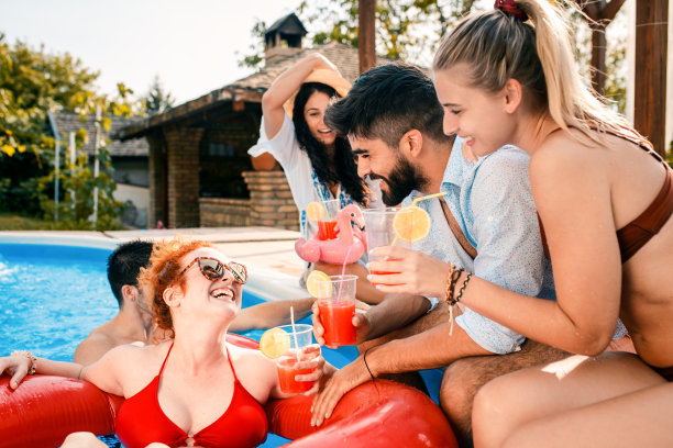 一群朋友在暑假享受在泳池边的派对。图片下载