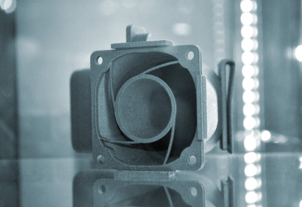 黑色抽象模型对象，通过3D打印机从粉末中打印的特写。通过3D打印创建的3D原型。多射流熔融MJF。概念新的现代高科技3D打印，象征创新图片下载