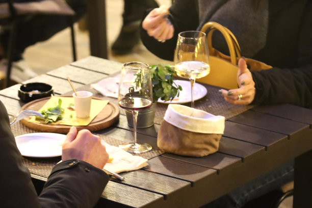 小桌子与人图片下载