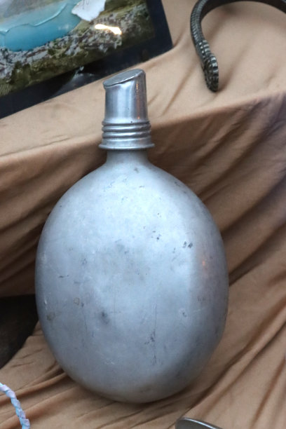 古老的铝瓶图片下载